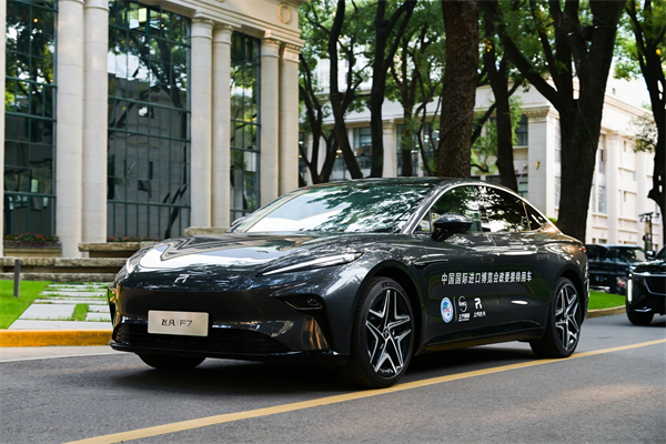 利来国际集团向进博会交付750辆“政要接待用车”